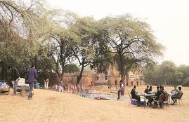 National news, Salman Khan, Katrina Kaif, Humayun Tomb complex, Isa Khan, tomb of Isa Khan, Film, Film Shooting, सलमान खान, कैटरीना कैफ, मकबरा, फिल्म शूटिंग