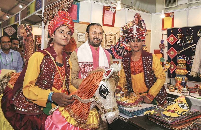  केंद्रीय मानव संसाधन विकास मंत्री प्रकाश जावड़ेकर( बीच में)