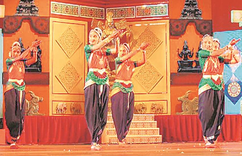 महोत्सव की शुरुआत नाट्य कला मंदिर की प्रस्तुति राम रावण काव्यम से हुई।