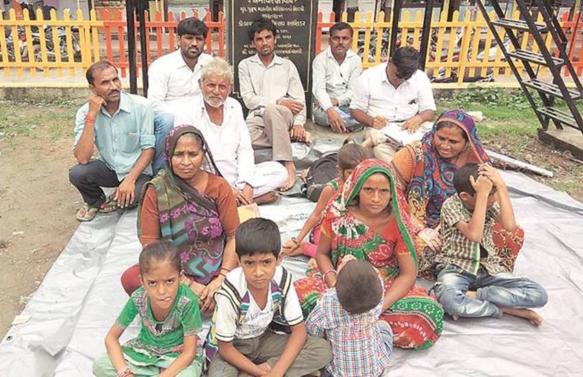 2016: दूसरे गांव में बसाने की मांग को लेकर धरने पर बैठा था लालजी सरवैया का परिवार। (Express Archive Photo)