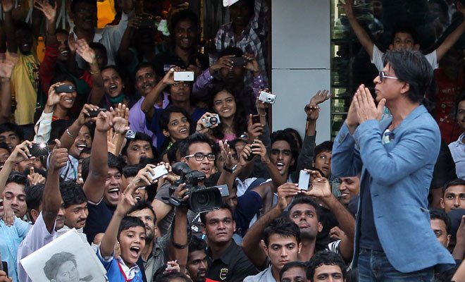 Shah Rukh khan, Fan, Shah Rukh Khan Fan, Shah Rukh Khan Fan Story, shah rukh khan, shahrukh khan, shah rukh birthday, shah rukh khan birthday celebration, shah rukh khan twitter, shahrukh birthday, karan johar shah rukh birthday, shah rukh gauri khan, gauri khan shah rukh birthday, shah rukh khan photos, shah rukh khan mannat, shah rukh meet fans, shah rukh khan latest, shah rukh khan news