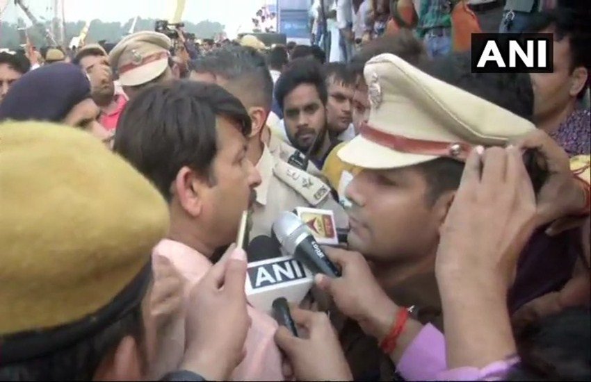 दिल्ली भाजपा अध्यक्ष मनोज तिवारी के साथ भिड़े पुलिसकर्मी। (फोटो-ANI)