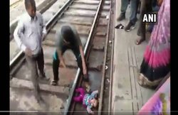 यूपी: पटरी के पास गिरी 1 साल की बच्‍ची, बगल से गुजर गई तेज रफ्तार ट्रेन, देखिए वीडियो