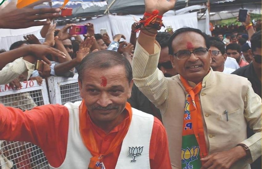 मुख्यमंत्री शिवराज सिंह चौहान के साथ जावद विधायक ओमप्रकाश सखलेचा (फोटोः सोशल मीडिया)