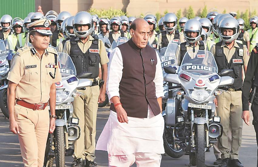 मंगलवार को दिल्ली पुलिस ने 300 रफ्तार मोटरसाइकिल का काफिला सड़कों पर उतारा गया।