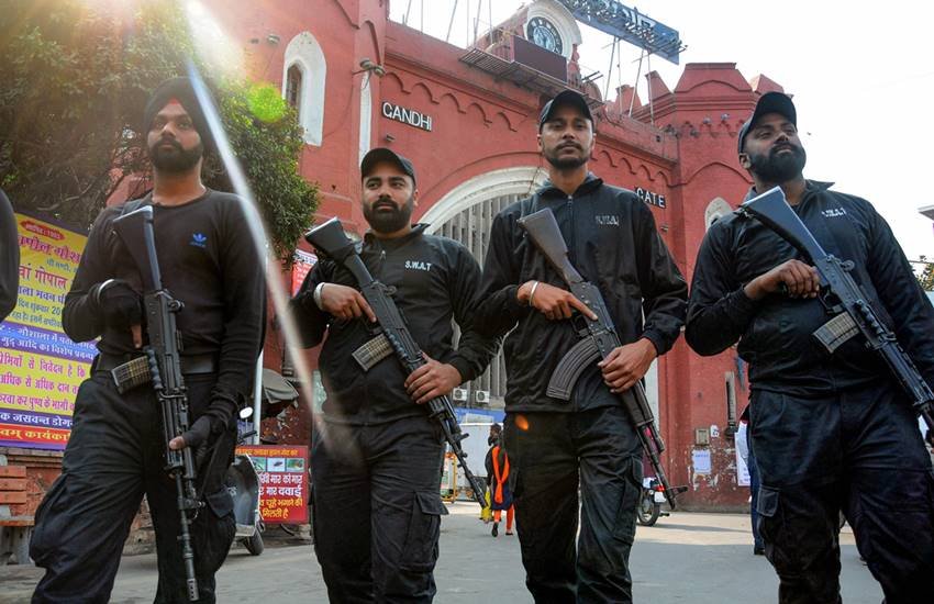 स्वर्ण मंदिर के हॉल गेट पर पर सुरक्षा में तैनात पंजाब पुलिस के SWAT जवान। (फोटो - पीटीआई)