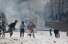 Jammu and Kashmir, Stone Pelters, Kashmir Stone Pelters, JK Stone Pelters, Stone Pelters, Help, Terrorists, Flee, Video, Viral, Jammu and Kashmir, State News, India News, Hindi News