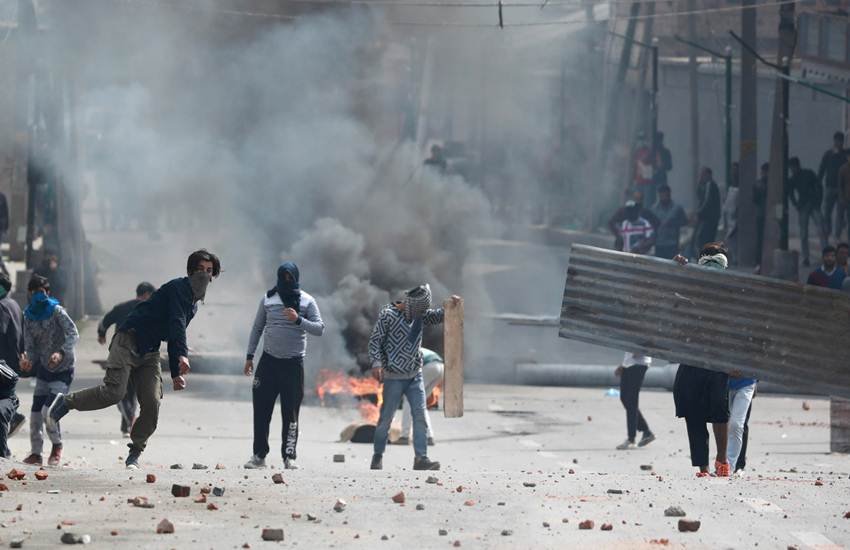 Jammu and Kashmir, Stone Pelters, Kashmir Stone Pelters, JK Stone Pelters, Stone Pelters, Help, Terrorists, Flee, Video, Viral, Jammu and Kashmir, State News, India News, Hindi News