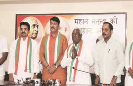 Gujrat news, BJP, Congress, Former BJP minister Sundersinh Chauhan, BJP MLA, Sundersinh Chauhan, Loksabha election, Loksabha election 2019, BJP Government, गुजरात समाचार, कांग्रेस, भाजपा, लोकसभा चुनाव, लोकसभा चुनाव 2019