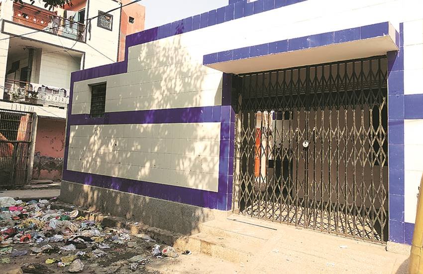 जहांगीरपुरी के इस शौचालय में एक साल से ताला पड़ा है। 