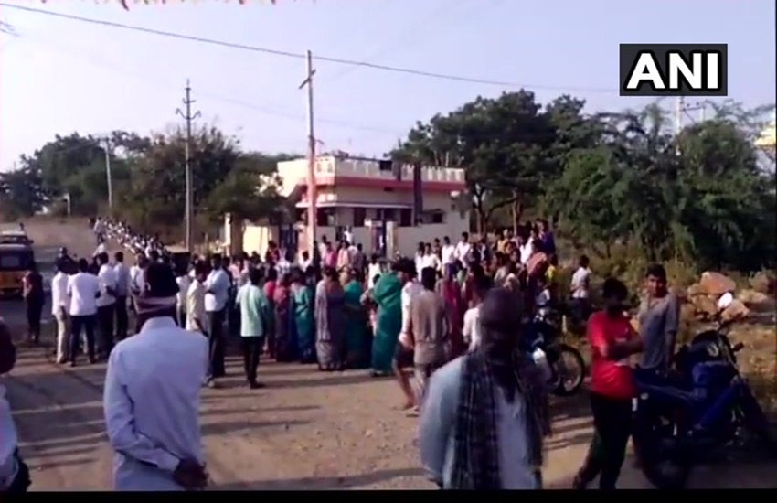 TRS, TRS leader, TRS leader Narayana Reddy, Narayana Reddy, stoned to death, Death, Murder, Body found, Police
