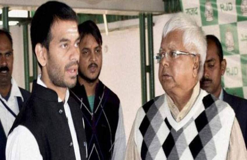 पुजारियों के बताने पर तेज ने की गोवर्धन पर्वत की परिक्रमा
(फोटो सोर्स : Indian Express)
