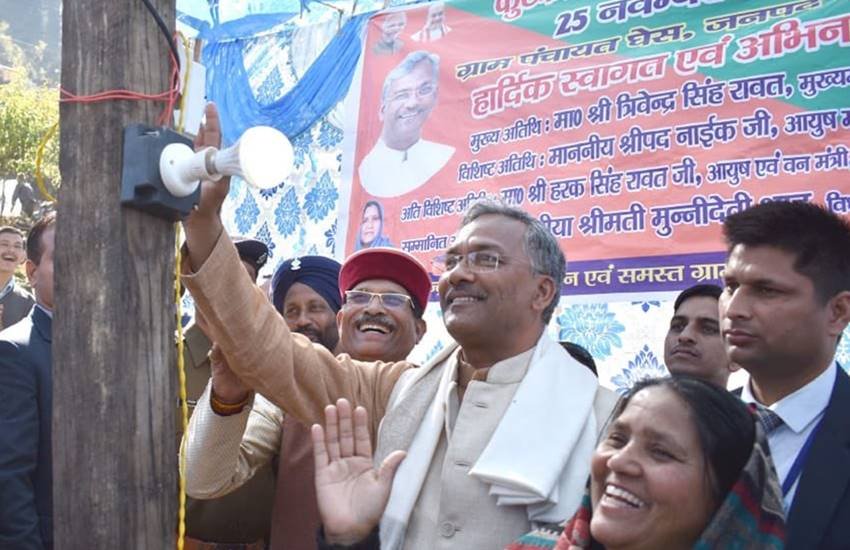आजादी के 70 वर्षों बाद चमोली के सीमांत गांव घेस में बिजली पहुंची। मुख्यमंत्री त्रिवेंद्र सिंह रावत ने कार्यक्रम में बिजली का स्विच दबा कर इसका शुभारंभ किया। (Image Source: Twitter/@tsrawatbjp) 