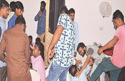 यूपी: पादरी बोले- जय श्री राम का नारा लगाते आए, हॉकियों से पीटा; महिलाओं के कपड़े फाड़ डाले