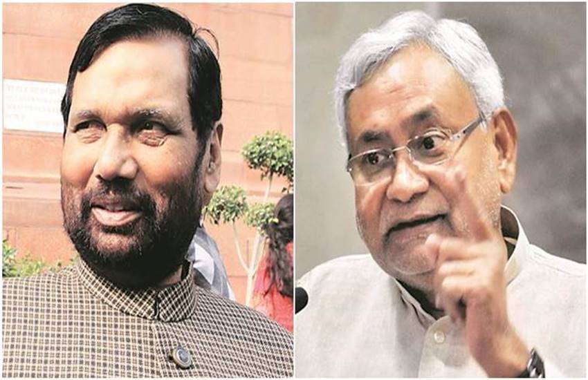 रामविलास पासवान और नीतीश कुमार।
