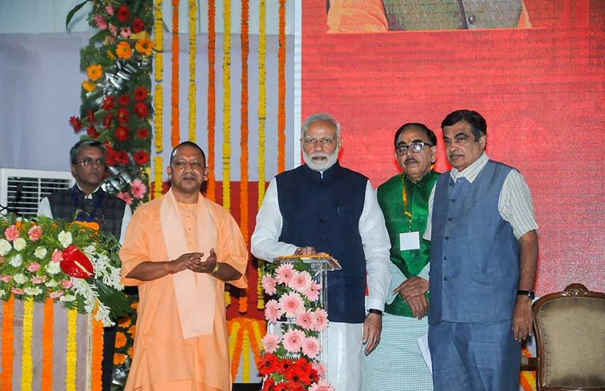 वाराणसी में विभिन्‍न परियोजनाओं का लोकार्पण करते प्रधानमंत्री नरेंद्र मोदी। साथ में हैं केंद्रीय मंत्री नितिन गडकरी व यूपी सीएम योगी आदित्‍यनाथ। (Photo : PTI)