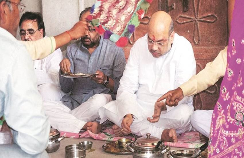 किसान नबीन स्वांई ने अमित शाह को उस वक्त खाना खिलाया था। 
(फोटो सोर्स : Indian Express)