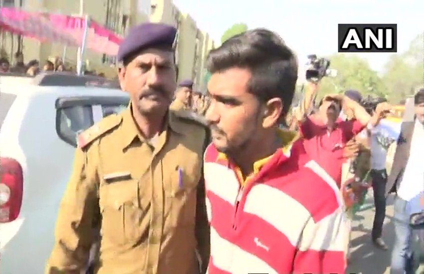Madhya Pradesh Election 2018: प्रचार समाग्री के साथ पकड़ा गया बीजेपी का पोलिंग एजेंट (फोटो सोर्स- ANI ट्वीटर हैंडल) 