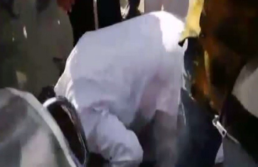 नाक रगड़कर माफी मांगते हुए कांग्रेस नेता भगवतीलाल रोत (फोटो सोर्स- सोशल मीडिया) 