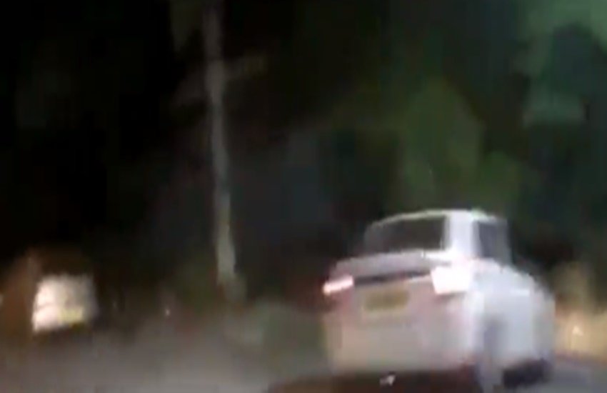 नशे में धुत्त व्यक्ति ने 4 किलोमीटर तक पीछा कर रहे लोगों को छकाया।
सोर्स : यूट्यूब नशे में धुत्त व्यक्ति ने 4 किलोमीटर तक पीछा कर रहे लोगों को छकाया।
सोर्स : यूट्यूब