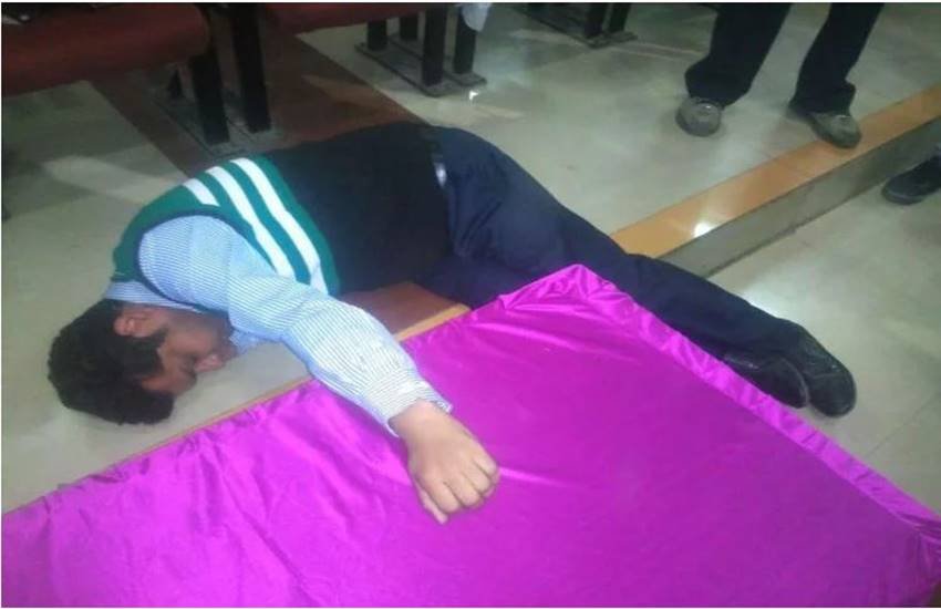  भाजपा नेता की बदसलूकी और धमकी के चलते नगर निगम में निर्माण विभाग के एक्सईन बेहोश होकर गिर पड़े। उन्हें जिला अस्पताल में भर्ती कराया गया है। 
 (Photo-Twitter/ Arvind Chauhan