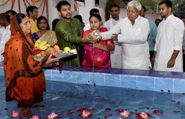 Tej Pratap, Rabri Devi, Aishwarya Rai, Lalu Prasad, rabri devi, chhath pooja, chhath pooja rabri devi, chhat pooja india, lalu prashad yadav, chhath pooja lalu home