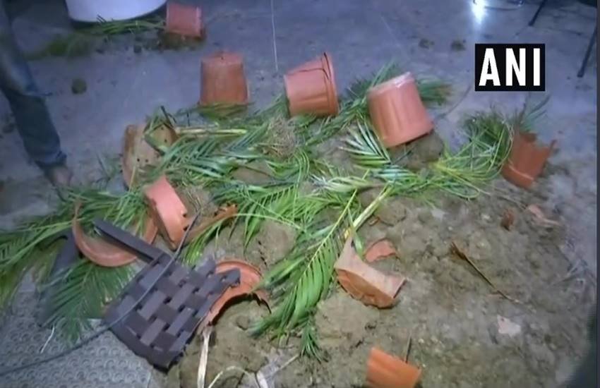 बिलासपुर में भी कार्यकर्ताओं ने हंगामा किया। 
(फोटो सोर्स : ANI)