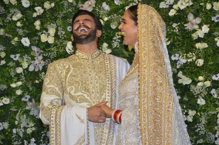 अपने घरेलू फंक्शन में रणवीर खूब ठहाके लगाते दिखे। दीपिका के उनकी लाइफ में आने से इन दिनों रणवीर की चेहरे की खुशी और बढ़ गई है।