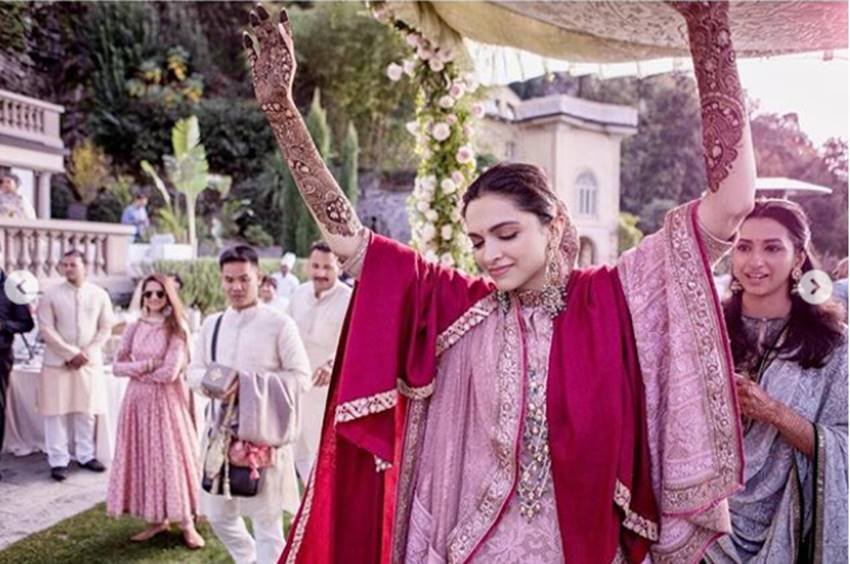 संगीत सेरेमनी में डांस करतीं दीपिका।