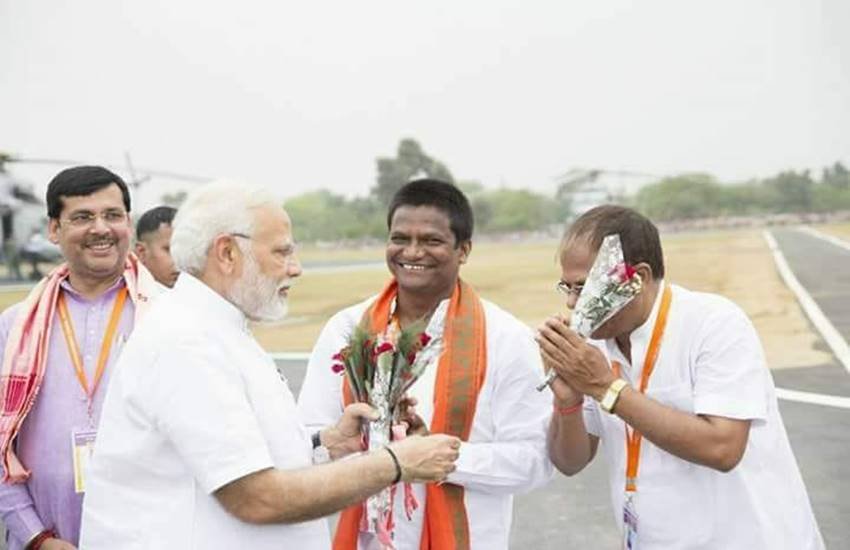 पीएम मोदी के साथ विधायक ढुल्लू महतो 
(फोटो सोर्स : dhullumahto.com)