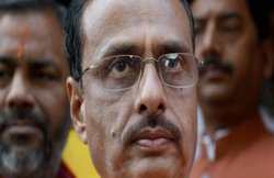 यूपी: भरभरा कर टूट गया डिप्‍टी सीएम का मंच, मच गई अफरा-तफरी