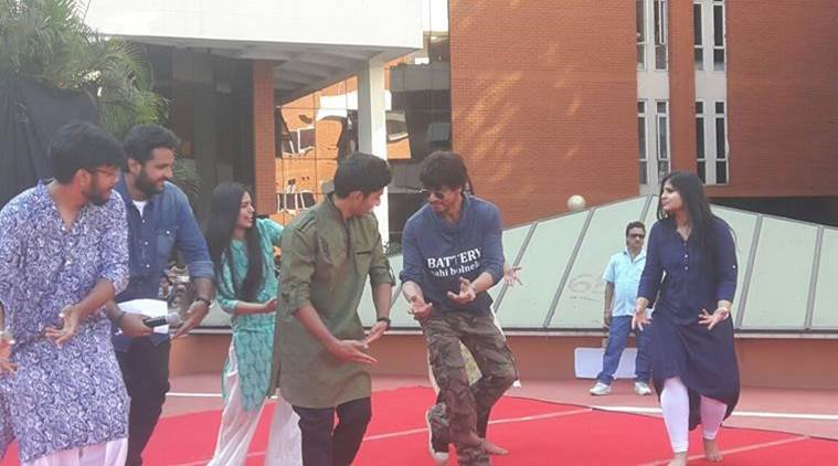 Shah Rukh khan, Fan, Shah Rukh Khan Fan, Shah Rukh Khan Fan Story, shah rukh khan, shahrukh khan, shah rukh birthday, shah rukh khan birthday celebration, shah rukh khan twitter, shahrukh birthday, karan johar shah rukh birthday, shah rukh gauri khan, gauri khan shah rukh birthday, shah rukh khan photos, shah rukh khan mannat, shah rukh meet fans, shah rukh khan latest, shah rukh khan news