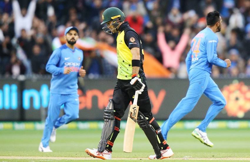 आउट होकर वापस पवेलियन लौटते हुए ग्लेन मैक्सवेल। (फोटो सोर्स- बीसीसीआई/ट्विटर)