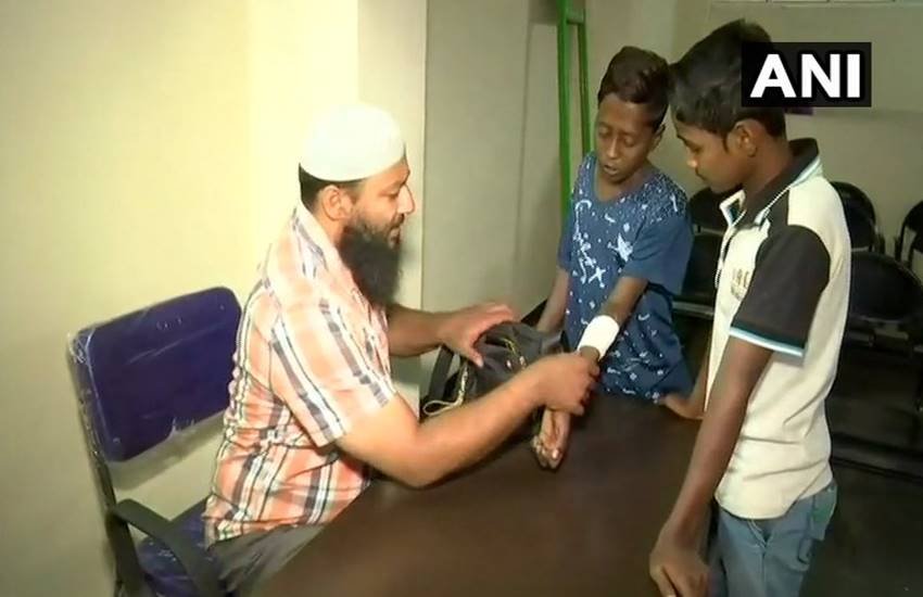 मस्जिद में इलाज कराने आए स्थानीय लोग
(फोटो सोर्स ANI)