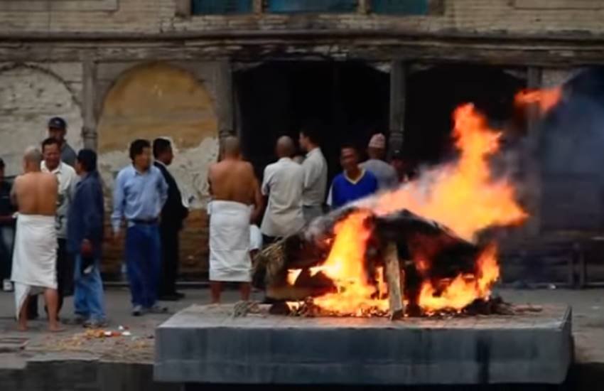 Graveyard, Graveyard facts, Graveyard women, Graveyard in hindu, Forbidden To Go, Women In Hinduism, Hinduism, shamshan ghat, shamshan ghat women, shamshan ghat facts, religion news