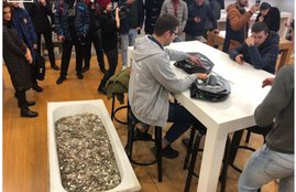 russia, iphone xs, man buys iphone with coin, russsian man iphone with coins, bizarre news, weird news, odd news