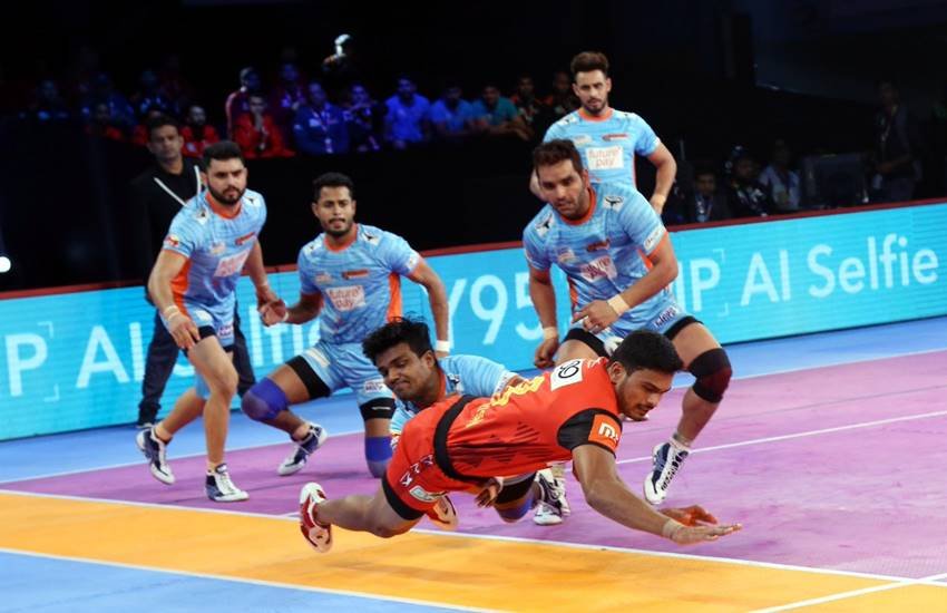 Pro Kabaddi 2018, Bengaluru Bulls vs Bengal Warriors: बेंगलुरु बुल्स बनाम बंगाल वॉरियर्स। (Image Source: Twitter/@ProKabaddi)