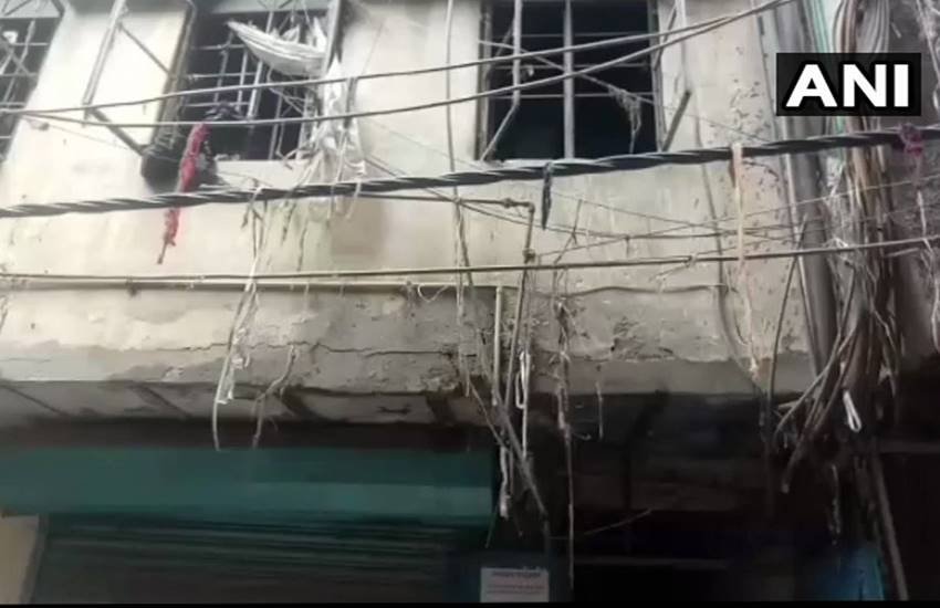 सोमवार (19 नवंबर) को दिल्ली के करोलबाग की एक फ्रैक्ट्री में भीषण आग लग गई, जिसमें चार लोगों की मौत हो गई। (फोटो - एएनआई)