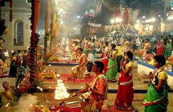 वाराणसीः 84 घाटों पर जगमग हुए लाखों दीप, गंगा आरती के बीच लोगों को भाया लेजर शो