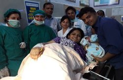 यूपी: डीएम की अनूठी पहल- सरकारी अस्पताल में करवाई पत्नी की डिलीवरी!