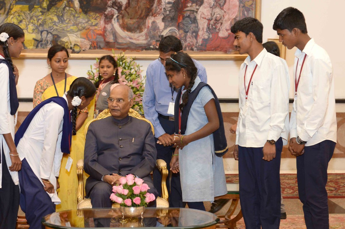 राष्ट्रपति कोविंद के आधिकारिक ट्विटर हैंडल पर डाले गए एक पोस्ट में कहा गया है ‘‘हमारे पहले प्रधानमंत्री जवाहरलाल नेहरू का उनकी जयंती पर स्मरण।मोदी ने भारत के स्वाधीनता संघर्ष में नेहरू के योगदान को याद किया। उन्होंने ट्वीट किया ‘‘देश के पहले प्रधानमंत्री पंडित जवाहरलाल नेहरू का उनकी जयंती पर स्मरण करता हूं। हम देश के स्वाधीनता संघर्ष में तथा प्रधानमंत्री के तौर पर उनके कार्यकाल में उनके योगदान को याद करते हैं। कोविंद आज राष्ट्रपति भवन में नन्हें बच्चों से मिले। बाल दिवस के मौके पर दिल्ली के तमाम स्कूलों के बच्चे राष्ट्रपति भवन पहुंचे।