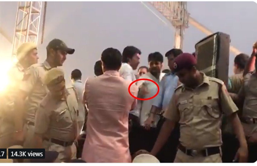 भाजपा सांसद मनोज तिवारी को धक्का देने आगे बढ़ते आप विधायक अमानुतुल्ला खान। (फोटो- स्क्रीनशॉट)