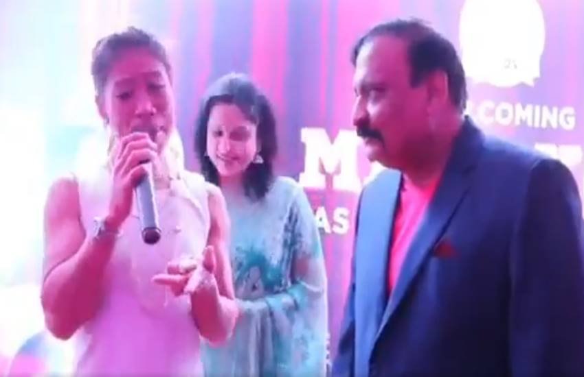 वहां मौजद लोगों ने मैरीकॉम की हौसलाअफजाई की।
फोटो सोर्स - वीडियो स्क्रीनशॉट, (ट्विटर, @tulsain918) वहां मौजद लोगों ने मैरीकॉम की हौसलाअफजाई की।
फोटो सोर्स - वीडियो स्क्रीनशॉट, (ट्विटर, @tulsain918)