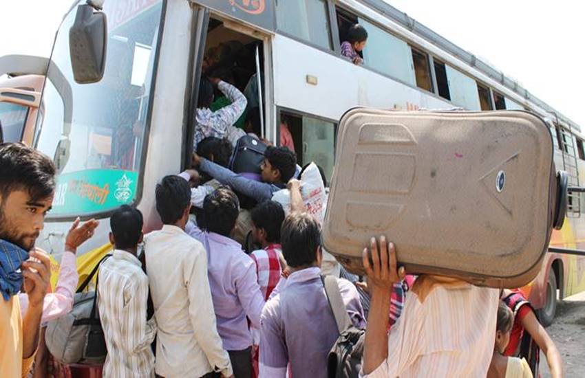 गुजरात में हिंदी भाषियों पर हमले के बाद की तस्वीर
(फोटो सोर्स : Indian Express)