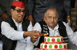 मुलायम का जन्मदिन: सैफई में इंतजार करते रह गए भाई शिवपाल, बेटे अखिलेश और सपाइयों के साथ रहे नेताजी