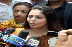 मंच पर नगमा के नजदीक जाने के लिए आपस में भिड़े कांग्रेस कार्यकर्ता, पहले भी हो चुके हैं ऐसे कांड