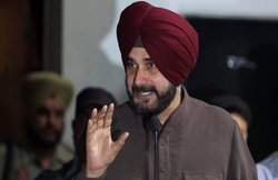 वीडियो: कांग्रेस समर्थक ले रहा था सेल्फी, कुछ पल देखा फिर नवजोत सिद्धू ने मंच से दे दिया धक्का