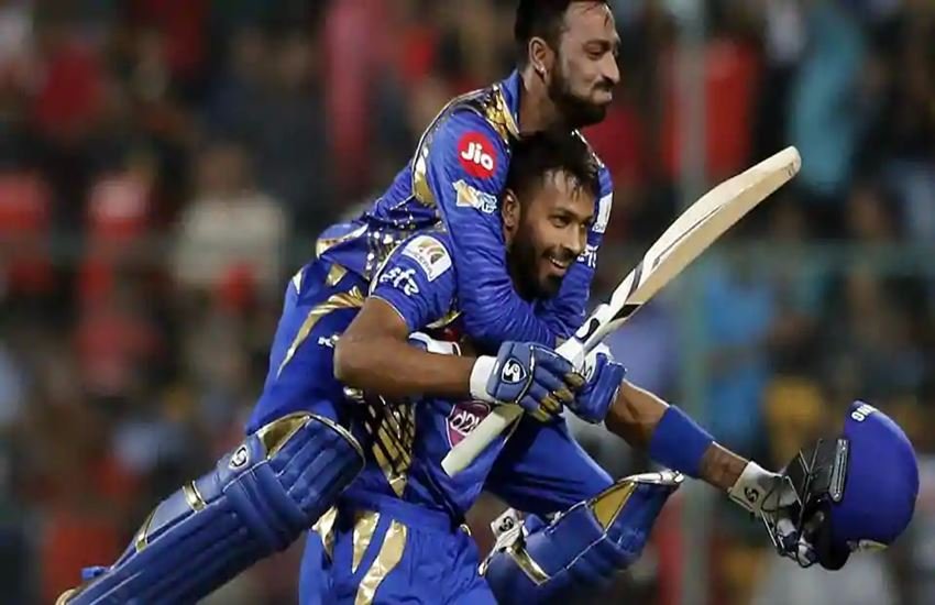 आईपीएल मैच के दौरान क्रुणाल पांड्या और हार्दिक पांड्या। (Photo Courtesy: IPL)