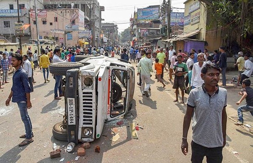 पटना में महिला पुलिसकर्मियों द्वारा हंगामे के बाद आक्रोशित स्थानीय लोग (Photo: PTI)