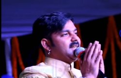 VIDEO: पथराव के बावजूद स्टेज पर गाते रहे भोजपुरी सुपरस्टार पवन सिंह, हाथ जोड़कर कहा- मैं फिर सामने नहीं आऊंगा